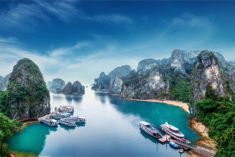 https://www.shutterstock.com/image-photo/tourist-junks-floating-among-limestone-rocks-243530122?src=VrxNnnbxX-haysU_4UHyKQ-1-4